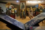 Model memperagakan batik pada pagelaran busana batik bertajuk Sendrawastra di Museum Perpustakaan Nasional Bung Karno, Blitar, Jawa Timur, Sabtu (1/10/2022). Pagelaran busana batik dalam rangka memperingati hari batik nasional 2022 tersebut merupakan hasil kolaborasi seniman tari sanggar patrialoka dengan pasangan pembatik Yogi Rosdianta-Santika. ANTARA Jatim/Irfan Anshori/Zk