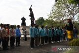 Sejumlah mahasiswa dan pelajar mendengarkan pemandu yang menjelaskan tentang sejarah kekejaman Partai Komunis Indonesia (PKI) seusai mengikuti upacara peringatan Hari Kesaktian Pancasila di areal Monumen Korban Keganasan PKI di Kresek, Kabupaten Madiun, Jawa Timur, Sabtu (1/10/2022). ANTARA Jatim/Siswowidodo/zk