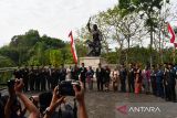 Sejumlah peserta berfoto bersama usai melaksanakan upacara peringatan Hari Kesaktian Pancasila di areal Monumen Korban Keganasan PKI di Kresek, Kabupaten Madiun, Jawa Timur, Sabtu (1/10/2022). ANTARA Jatim/Siswowidodo/zk