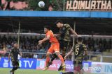 Pemain Persiraja merebut bola saat melawan Perserang Banten di Stadion H Dimurthala Banda Aceh, Sabtu (1/10/2022). Persiraja Banda Aceh menang atas Perserang Banten dengan skor akhir 1-0 dalam laga terakhir putaran pertama wilayah barat Liga 2 Indonesia.