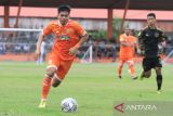 Pemain Persiraja menggiring bola saat melawan Perserang Banten di Stadion H Dimurthala Banda Aceh, Sabtu (1/10/2022). Persiraja Banda Aceh menang atas Perserang Banten dengan skor akhir 1-0 dalam laga terakhir putaran pertama wilayah barat Liga 2 Indonesia.