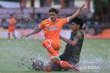 Pemain Persiraja merebut bola saat melawan Perserang Banten di Stadion H Dimurthala Banda Aceh, Sabtu (1/10/2022). Persiraja Banda Aceh menang atas Perserang Banten dengan skor akhir 1-0 dalam laga terakhir putaran pertama wilayah barat Liga 2 Indonesia.