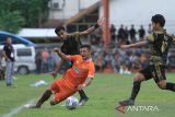 Pemain Persiraja merebut bola saat melawan Perserang Banten di Stadion H Dimurthala Banda Aceh, Sabtu (1/10/2022). Persiraja Banda Aceh menang atas Perserang Banten dengan skor akhir 1-0 dalam laga terakhir putaran pertama wilayah barat Liga 2 Indonesia.
