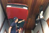 Mobil dan motor yang diparkir terbalik dalam garasi rumah pasti membuat penasaran dan bingung pengunjung yang melihatnya. Bangunan serba terbalek di Temajuk, Kabupaten Sambas, Kalimantan Barat menjadi daya pikat pengunjung mendatangi kawasan wisata di Temajuk. Terlihat dua orang pengunjung mengamati mobil parkir terbalik Ahad (2/10).
Temajuk berbatasan langsung dengan Serawak, Malaysia. Foto Antara/Evy R. Syamsir.