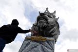 Suporter Arema FC  (Aremania) menabur bunga di Patung Singa Stadion Kanjuruhan, Malang, jawa Timur, Minggu (2/10/2022). Sejumlah suporter Arema menabur bunga di Stadion Kanjuruhan sebagai bentuk duka cita atas jatuhnya korban dalam kerusuhan yang terjadi di stadion itu. ANTARA Jatim/Zabur Karuru/zk