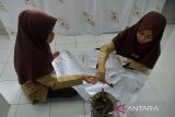 Pelajar mengikuti praktek belajar membatik di Sekolah Menengah Negeri-I Lhoknga, Kabupaten Aceh Besar, Aceh, Sabtu (1/10/2022). Pembelajaran membatik kepada murid di sekolah itu dalam rangka menyambut Hari Batik Nasional yang  bertujuan memberikan edukiasi kepada pelajar mencintai dan melestarikan batik sebagai kekayaan budaya nasional.ANTARA FOTO/Ampelsa.