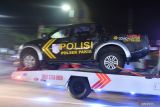 Polisi mengevakuasi bangkai mobil polisi di Stadion Kanjuruhan, Malang, Jawa Timur, Minggu (2/10/2022). Akibat kerusuhan yang terjadi di stadion tersebut menyebabkan 13 mobil rusak, 10 diantaranya mobil polisi dan tiga mobil pribadi. ANTARA Jatim/Zabur Karuru/zk