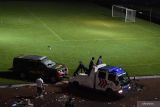 Polisi mengevakuasi bangkai mobil polisi di lapangan Stadion Kanjuruhan, Malang, Jawa Timur, Minggu (2/10/2022). Akibat kerusuhan yang terjadi di stadion tersebut menyebabkan 13 mobil rusak, 10 diantaranya mobil polisi dan tiga mobil pribadi. ANTARA Jatim/Zabur Karuru/zk