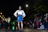 Peserta mengikuti Madiun Fashion Week di Kota Madiun, Jawa Timur, Sabtu (1/10/2022). Kegiatan yang diikuti 136 peserta tersebut sekaligus sebagai tahap awal pemilihan Kakang Mbakyu Duta Wisata Kota Madiun. Antara Jatim/Siswowidodo/zk.