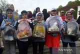 Seorang pecinta binatang membawa kucing peliharaannya sebelum bersepeda keliling kota di Banda Aceh, Aceh, Minggu (2/10/2022). Aksi bersepda keliling kota dalam rangka memperingati  Hari Binatang Sedunia pada 4 Oktober 2022 itu mengkampanyekan kesejahteraaan dan hak hidup binatang, termasuk satwa dilindungi. ANTARA FOTO/Ampelsa.