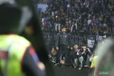 Aparat keamanan berusaha menghalau suporter yang masuk ke lapangan usai pertandingan BRI Liga 1 antara Arema melawan Persebaya di Stadion Kanjuruhan, Malang, Jawa Timur, Sabtu malam (1/10/2022). Polda Jatim mencatat jumlah korban jiwa dalam kerusuhan tersebut sementara sebanyak 127 orang. Antara Jatim/Ari Bowo Sucipto/zk.