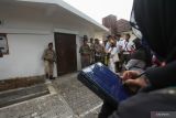 Warga menyimak penjelasan dari komunitas pecinta sejarah Roodebrug Soerabaia tentang bungker Tegalsari saat mengikuti 'Exploring Tegalsari' di Surabaya, Jawa Timur, Minggu (2/10/2022). Kegiatan yang diinisiasi oleh Surabaya Walking Tour dan Roodebrug Soerabaia itu mengunjungi serta memberikan penjelasan sejarah sejumlah tempat bersejarah di kawasan Tegalsari seperti  bungker Tegalsari, Radio Bekupon dan lain-lain kepada peserta. Antara Jatim/Didik Suhartono/zk.