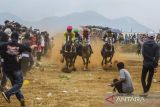 Joki memacu kuda saat balapan Pacuan Kuda Cibogo, Tanjungsari, Sumedang, Jawa Barat,  Minggu (2/10/2022). Sebanyak 106 peserta dari 