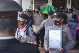 Jajaran Kepolisian Resort Tulungagung melepas keberangkatan jenazah Aipda Anumerta Andik Purwanto dari rumah duka di Desa Tambakrejo, Tulungagung, Jawa Timur, Minggu (2/10/2022). Aipda Anumerta Andik Purwanto merupakan satu dari dua anggota Polri yang menjadi korban meninggal akibat kerusuhan suporter usai pertandingan sepak bola antara Arema FC vs Persebaya di Stadion Kanjuruhan, Malang, Sabtu (1/10/2022) malam. Antara Jatim/Destyan Sujarwoko/zk.