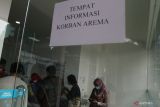 Sejumlah warga  menunggu identifikasi jenazah korban kerusuhan di depan ruang informasi Rumah Sakit Wava Husada , Malang, Jawa Timur, Minggu (2/10/2022). Dinas Kesehatan setempat mencatat puluhan korban kerusuhan tersebut belum teridentifikasi. Antara Jatim/Ari Bowo Sucipto/zk.
