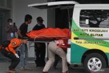 Relawan dan petugas medis memasukkan jenazah korban kerusuhan ke mobil ambulan di ruang informasi Rumah Sakit Wava Husada , Malang, Jawa Timur, Minggu (2/10/2022). Dinas Kesehatan setempat mencatat puluhan korban kerusuhan tersebut belum teridentifikasi. Antara Jatim/Ari Bowo Sucipto/zk.