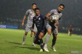 Pesepak bola Arema FC Dedik Setiawan (tengah) berusaha mempertahankan bola dari hadangan dua pesepak bola Persebaya Surabaya dalam laga lanjutan BRI Liga 1 di Stadion Kanjuruhan, Malang, Jawa Timur, Sabtu (1/10/2022). Persebaya mengalahkan Arema dengan skor akhir 3-2. Antara Jatim/Ari Bowo Sucipto/zk.