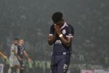 Ekspresi kekecewaan pesepak bola Arema FC Abel Camara usai tim nya dikalahkan Persebaya Surabaya dalam laga lanjutan BRI Liga 1 di Stadion Kanjuruhan, Malang, Jawa Timur, Sabtu (1/10/2022). Persebaya mengalahkan Arema dengan skor akhir 3-2. Antara Jatim/Ari Bowo Sucipto/zk.