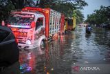 Kendaraan terdampak genangan air yang merendam Jalan Soekarno-Hatta, Gedebage, Bandung, Jawa Barat, Senin (3/10/2022). Hujan lebat yang terjadi pada Senin (3/10/2022) sore hari membuat kawasan tersebut terendam air setinggi 30 hingga 70 sentimeter akibat sistem drainase yang buruk serta menyebabkan beberapa kendaraan roda dua dan empat mogok. ANTARA FOTO/Raisan Al Farisi/agr