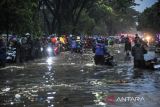 Pengendara menerjang air yang menggenangi Jalan Soekarno-Hatta, Gedebage, Bandung, Jawa Barat, Senin (3/10/2022). Hujan lebat yang terjadi pada Senin (3/10/2022) sore hari membuat kawasan tersebut terendam air setinggi 30 hingga 70 sentimeter akibat sistem drainase yang buruk serta menyebabkan beberapa kendaraan roda dua dan empat mogok. ANTARA FOTO/Raisan Al Farisi/agr