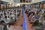 Santri mengikuti doa bersama di gedung Serbaguna terpadu Pondok Pesantren Darussalam, Kabupaten Ciamis, Jawa Barat, Senin (3/10/2022). Doa bersama tersebut sebagai bentuk kepedulian serta keprihatinan atas tragedi di Stadion Kanjuruhan, Malang, Jawa Timur, pada Sabtu (1/10/2022) malam yang menewaskan ratusan korban jiwa. ANTARA FOTO/Adeng Bustomi/agr