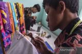 Siswa Sekolah Luar Biasa (SLB) penyandang tunarungu dan tunadaksa membuat batik tulis di SLB Yayasan Bahagia, Kota Tasikmalaya, Jawa Barat, Senin (3/10/2022). Kelas membatik diberikan untuk bekal keterampilan dan melatih kemandirian anak berkebutuhan khusus sehingga nantinya dapat dimanfaatkan untuk usaha dan bersaing di dunia kerja. ANTARA FOTO/Adeng Bustomi/agr
