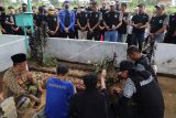 Pemain dan pelatih Arema FC berdoa di makam korban tragedi Stadion Kanjuruhan di Gondanglegi, Kabupaten Malang, Jawa Timur, Senin (3/10/2022). ANTARA FOTO/H Prabowo/Zk