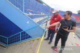 Ketua Komisi Disiplin PSSI Erwin Tobing (kiri) mengunjungi Stadion Kanjuruhan, Malang, Jawa Timur, Senin (3/10/2022). Kunjungan di Stadion Kanjuruhan pasca kerusuhan tersebut untuk melihat situasi secara langsung sekaligus mengumpulkan fakta guna menentukan kebijakan yang akan diambil oleh PSSI. ANTARA Jatim/Prasetia Fauzani/zk 