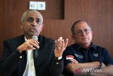 Ketua Komite Disiplin (Komdis) PSSI Erwin Tobing (Kanan) didampingi Jubir Tim Investigasi PSSI Ahmad Riyadh (Kiri) mengumumkan hasil keputusan komdis PSSI saat konferensi pers di Malang, Jawa Timur, Selasa (4/10/2022). Selain menjatuhkan sejumlah hukuman dan denda uang kepada klub Arema FC, Komdis PSSI juga menjatuhkan sanksi terhadap Ketua Panitia Pelaksana (Panpel) serta Koordinator keamanan (Security Officer) Arema FC, buntut dari tragedi di Stadion Kanjuruhan. ANTARA Jatim/Irfan Anshori/zk 