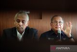 Ketua Komite Disiplin (Komdis) PSSI Erwin Tobing (Kanan) didampingi Jubir Tim Investigasi PSSI Ahmad Riyadh (Kiri) mengumumkan hasil keputusan komdis PSSI saat konferensi pers di Malang, Jawa Timur, Selasa (4/10/2022). Selain menjatuhkan sejumlah hukuman dan denda uang kepada klub Arema FC, Komdis PSSI juga menjatuhkan sanksi terhadap Ketua Panitia Pelaksana (Panpel) serta Koordinator keamanan (Security Officer) Arema FC, buntut dari tragedi di Stadion Kanjuruhan. ANTARA Jatim/Irfan Anshori/zk 