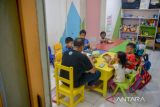 Relawan memberikan materi pembelajaran kepada anak jalanan dan anak dari keluarga tidak mampu di Rumah Singgah 