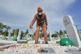 Seorang veteran menaburkan bunga di Taman Makam Pahlawan Satria Bakti, Jambi, Selasa (4/10/2022). Kegiatan yang diikuti beberapa veteran dan sejumlah pejabat dari instansi terkait itu dilaksanakan dalam rangka menyambut HUT ke-77 TNI yang jatuh pada 5 Oktober 2022. ANTARA FOTO/Wahdi Septiawan/aww.