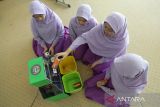 Sejumlah siswa menunjukkan tempat sampah yang terintegrasi dengan aplikasi di SMA Progresif Bumi Shalawat Sidoarjo, Jawa Timur, Rabu (5/10/2022). Tim peneliti muda Indonesia dari SMA Progresif Bumi Shalawat meraih âMedali Emasâ dalam ajang International World Invention Competition and Exhibition (WICE) yang digelar Segi University di Kota Damansara, Malaysia tersebut mengembangkan teknologi tempat sampah yang terintegrasi dengan aplikasi 