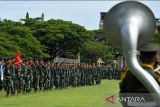 Prajurit TNI mengikuti upacara peringatan  HUT ke-77 TNI di Lapangan Blang Padang, Banda Aceh, Aceh, Rabu (5/10/2022). Upacara peringatan  HUT  ke-77 TNI  yang dihadiri intansi pemerintah dan berbagai elemen masyarakat mengangkat tema TNI Adalah Kita, diisi dengan berbagai rangkaian kegiatan donor darah, syukuran dan doa bersama. ANTARA FOTO/Ampelsa.