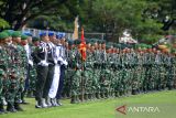 Prajurit TNI mengikuti upacara peringatan  HUT ke-77 TNI di Lapangan Blang Padang, Banda Aceh, Aceh, Rabu (5/10/2022). Upacara peringatan  HUT  ke-77 TNI  yang dihadiri intansi pemerintah dan berbagai elemen masyarakat mengangkat tema TNI Adalah Kita, diisi dengan berbagai rangkaian kegiatan donor darah, syukuran dan doa bersama. ANTARA FOTO/Ampelsa.