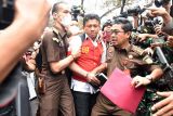 Mantan Kadiv Propam Polri Ferdy Sambo (tengah) dikawal petugas menuju kendaraan taktis saat proses pelimpahan berkas perkara tahap dua di Gedung Kejaksaan Agung, Jakarta, Rabu (5/10/2022). Penyidik Bareskrim Polri menyerahkan 11 tersangka dan barang bukti kepada Kejaksaan Agung dalam pelimpahan tahap dua terkait kasus pembunuhan berencana Brigadir J dan 'obstruction of justice' yang salah satunya menjerat mantan Kadiv Propam Ferdy Sambo. ANTARA FOTO/Indrianto Eko Suwarso/nym.