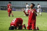 Pesepak bola Timnas U-17 Indonesia Muhammad Nabil Syakura (kanan) melakukan selebrasi dengan rekan setimnya setelah mencetak gol ke gawang Timnas U-17 Uni Emirat Arab Ali Jabeer Sayah (kedua kiri) dalam laga kualifikasi Grup B Piala Asia U-17 2023 di Stadion Pakansari, Kabupaten Bogor, Jawa Barat, Rabu (5/10/2022). Indonesia menang atas Uni Emirat Arab dengan skor 3-2. ANTARA FOTO/Yulius Satria Wijaya/nym.