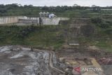 Pembangunan Bendungan Leuwikeris di Kabupaten Tasikmalaya, Jawa Barat, Rabu (5/10/2022). Kementerian Pekerjaan Umum dan Perumahan Rakyat (PUPR) terus mempercepat pembangunan Bendungan Leuwikeris di Kabupaten Tasikmalaya dan Ciamis untuk mendukung ketersediaan air dan ketahanan pangan nasional dengan proges pengerjaan secara keseluruhan telah mencapai 72,4 persen. ANTARA FOTO/Adeng Bustomi/agr