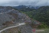 Foto udara aktivitas pertambang di Gunung Pangajar, Desa Karanglayung, Kabupaten Tasikmalaya, Jawa Barat, Kamis (6/10/2022). Kementerian PUPR melalui BBWS Citanduy merencanakan reklamasi tambang Gunung Pangajar menjadi embung air atau tempat penyimpanan air hujan setelah pembangunan Bendungan Leuwikeris rampung pada tahun 2023 mendatang dan diharapkan menjadi kawasan wisata baru guna mendorong pertumbuhan ekonomi setempat. ANTARA FOTO/Adeng Bustomi/agr
