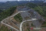 Foto udara aktivitas pertambang di Gunung Pangajar, Desa Karanglayung, Kabupaten Tasikmalaya, Jawa Barat, Kamis (6/10/2022). Kementerian PUPR melalui BBWS Citanduy merencanakan reklamasi tambang Gunung Pangajar menjadi embung air atau tempat penyimpanan air hujan setelah pembangunan Bendungan Leuwikeris rampung pada tahun 2023 mendatang dan diharapkan menjadi kawasan wisata baru guna mendorong pertumbuhan ekonomi setempat. ANTARA FOTO/Adeng Bustomi/agr
