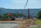 Pekerja menyelesaikan pembangunan proyek jalan tol Sigli-Banda Aceh (Sibanceh) Seksi VI di kabupaten Aceh Besar, Aceh, Kamis (6/10/2022). PT Waskita Karya menyatakan proyek jalan tol Sigli-Banda Aceh sepanjang 74 kilometer terdiri dari enam seksi, dua seksi di antaranya dalam tahap pengerjaan, sedangkan empat seksi lainnya telah beroperasi ditargetkan selesai dan beroperasi secara menyeluruh  September 2023. ANTARA FOTO/Ampelsa.ANTARA FOTO (ANTARA FOTO)