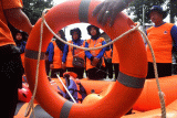 Sejumlah peserta mendengarkan penjelasan tentang penggunaan perahu karet dan peralatannya saat pelatihan penanggulangan bencana alam di Kelurahan Curug, Kota Bogor, Jawa Barat, Rabu (5/10/2022). Pelatihan yang diselenggarakan Badan Penanggulangan Bencana Daerah (BPBD) Kota Bogor tersebut bertujuan untuk mengedukasi dan melatih masyarakat dalam kesiapsiagaan menghadapi bencana alam seperti banjir, kebakaran dan tanah longsor. ANTARA FOTO/Arif Firmansyah/aww.