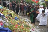 Sejumlah anggota komunitas lintas agama menaburkan bunga usai doa bersama di tugu singa Stadion Kanjuruhan, Malang, Jawa Timur, Jumat (7/10/2022). Doa bersama tersebut dilakukan untuk mendoakan 131 korban meninggal dunia saat tragedi Kanjuruhan. ANTARA Jatim/Ari Bowo Sucipto/zk 