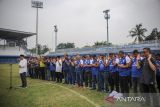 Mantan pemain Persib Bandung mengikuti Sholat Goib bersama di Stadion Sidolig, Bandung, Jawa Barat, Jumat (7/10/2022). Kegiatan tersebut untuk mendoakan korban yang meninggal di Stadion Kanjuruhan. ANTARA FOTO/Raisan Al Farisi/agr