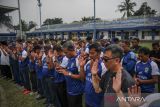 Mantan pemain Persib Bandung mengikuti Sholat Goib bersama di Stadion Sidolig, Bandung, Jawa Barat, Jumat (7/10/2022). Kegiatan tersebut untuk mendoakan korban yang meninggal di Stadion Kanjuruhan. ANTARA FOTO/Raisan Al Farisi/agr