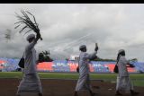 Sejumlah umat Hindu melakukan tradisi ritual Pangruwating Bumi Kanjuruhan di Stadion Kanjuruhan, Malang, Jawa Timur, Jumat (7/10/2022). Tradisi ritual tersebut dilakukan untuk mendoakan para korban tragedi Kanjuruhan serta memohon kepada Tuhan agar kejadian tersebut tidak terulang kembali. ANTARA FOTO/Ari Bowo Sucipto/nym.