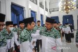 Wakil Gubernur Jawa Barat Uu Ruzhanul Ulum (kanan) berbincang dengan perwakilan kafilah MTQ Nasional asal Jawa Barat usai mengikuti upacara pelepasan di Gedung Sate, Bandung, Jawa Barat, Jumat (7/10/2022). Sebanyak 160 orang yang dipilih dari berbagai kota di Jawa Barat akan mengikuti MTQ Nasional XXIX di Banjarmasin yang akan dibuka oleh Presiden Joko Widodo pada 12 Oktober mendatang. ANTARA FOTO/Raisan Al Farisi/agr
