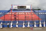 Sejumlah umat Hindu melakukan tradisi ritual Pangruwating Bumi Kanjuruhan di Stadion Kanjuruhan, Malang, Jawa Timur, Jumat (7/10/2022). Tradisi ritual tersebut dilakukan untuk mendoakan para korban tragedi Kanjuruhan serta memohon kepada Tuhan agar kejadian tersebut tidak terulang kembali. ANTARA Jatim/Ari Bowo Sucipto/zk 