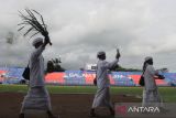 Sejumlah umat Hindu melakukan tradisi ritual Pangruwating Bumi Kanjuruhan di Stadion Kanjuruhan, Malang, Jawa Timur, Jumat (7/10/2022). Tradisi ritual tersebut dilakukan untuk mendoakan para korban tragedi Kanjuruhan serta memohon kepada Tuhan agar kejadian tersebut tidak terulang kembali. ANTARA Jatim/Ari Bowo Sucipto/zk 