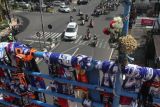 Sejumlah kendaraan melintas di bawah lokasi Aksi Gantung Syal Aremania di jembatan penyeberangan jalan Ahmad Yani, Malang, Jawa Timur, Jumat (7/10/2022). Aksi tersebut dilakukan suporter Arema FC (Aremania) sebagai bentuk ungkapan duka sekaligus penyampaian tuntutan agar tragedi Kanjuruhan diusut tuntas. ANTARA FOTO/Ari Bowo Sucipto/nym.